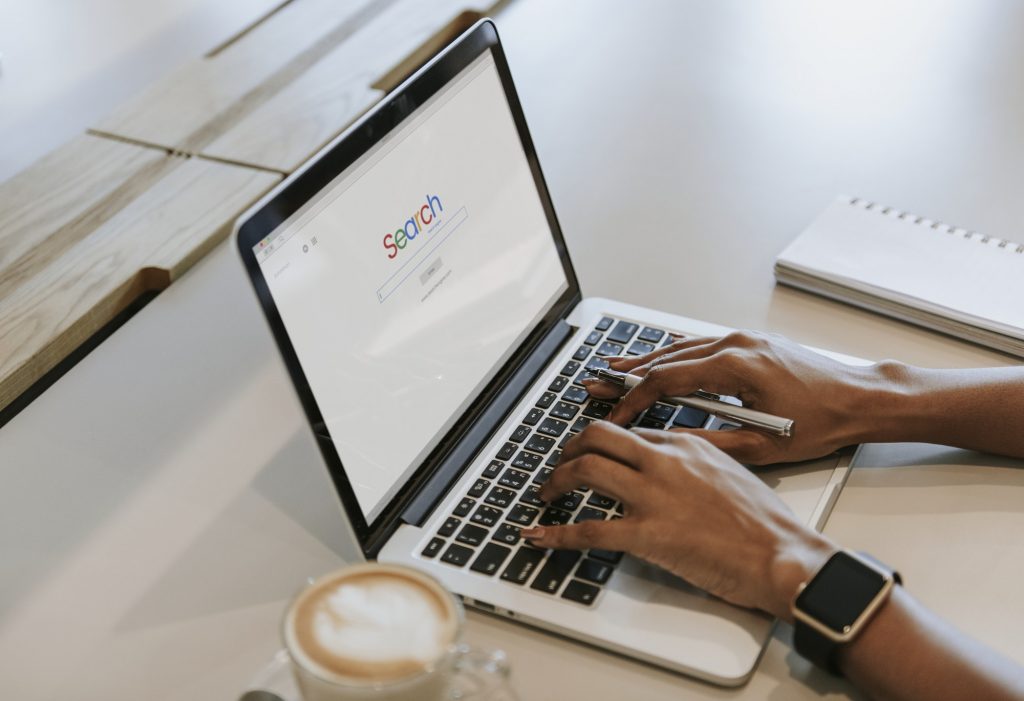 Search engine on a computer by Rawpixel