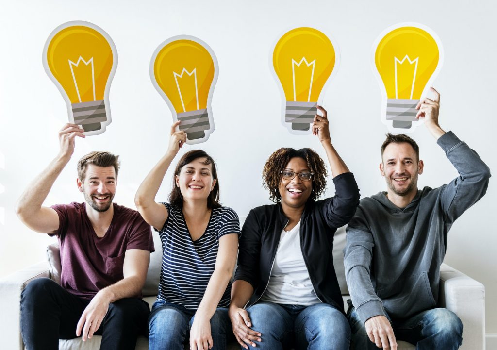 Peopl with lightbulb icon